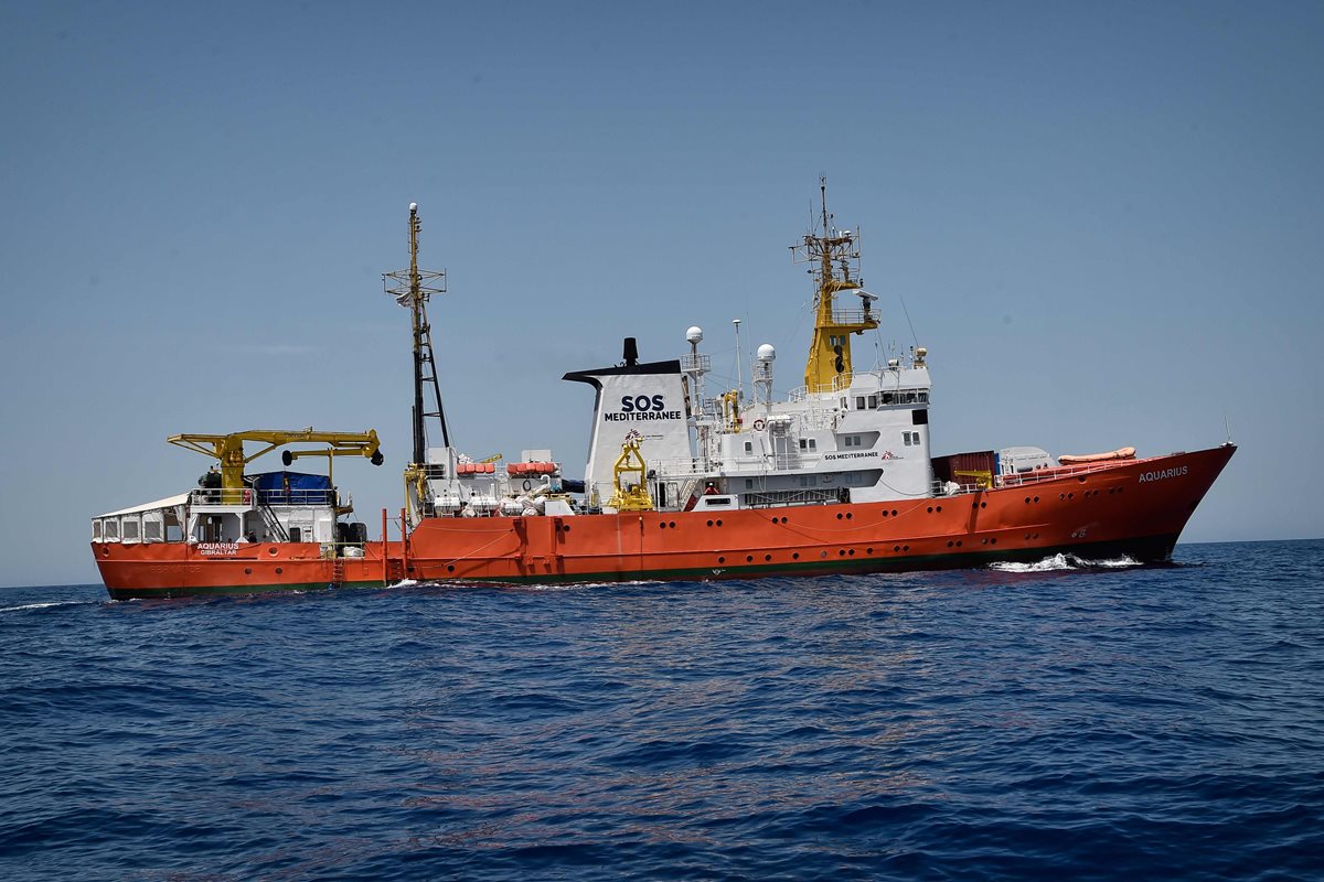 Varios de los 629 inmigrantes rescatados a bordo del barco "Aquarius" en el Méditerráneo se dirigen a Valencia, España.(Foto Prensa Libre:AFP).