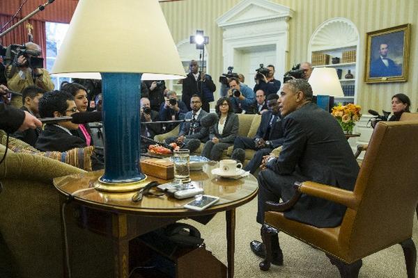 El presidente Barack Obama se reunió el 4 de febrero del 2014 con un grupo de Dreamers en la Oficina Oval de la Casa Blanca en Washington. (Foto Prensa Libre:AP
