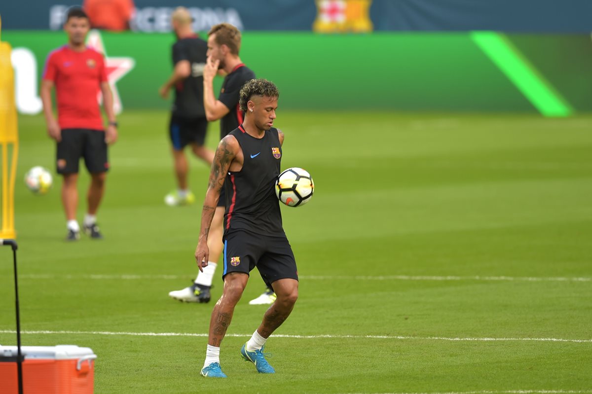 Neymar ha vivido un calvario en los últimos días con el Barcelona. (Foto Prensa Libre: AFP)