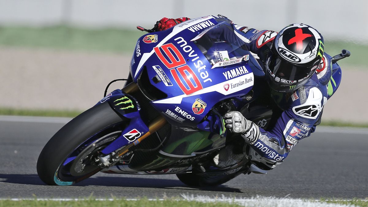 Jorge Lorenzo durante los ensayos del MotoGP en Valencia. (Foto Prensa Libre: EFE)