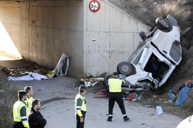 Cinco muertos y 3 heridos al caer una furgoneta por un puente en Murcia. (Foto Prensa Libre: EFE)