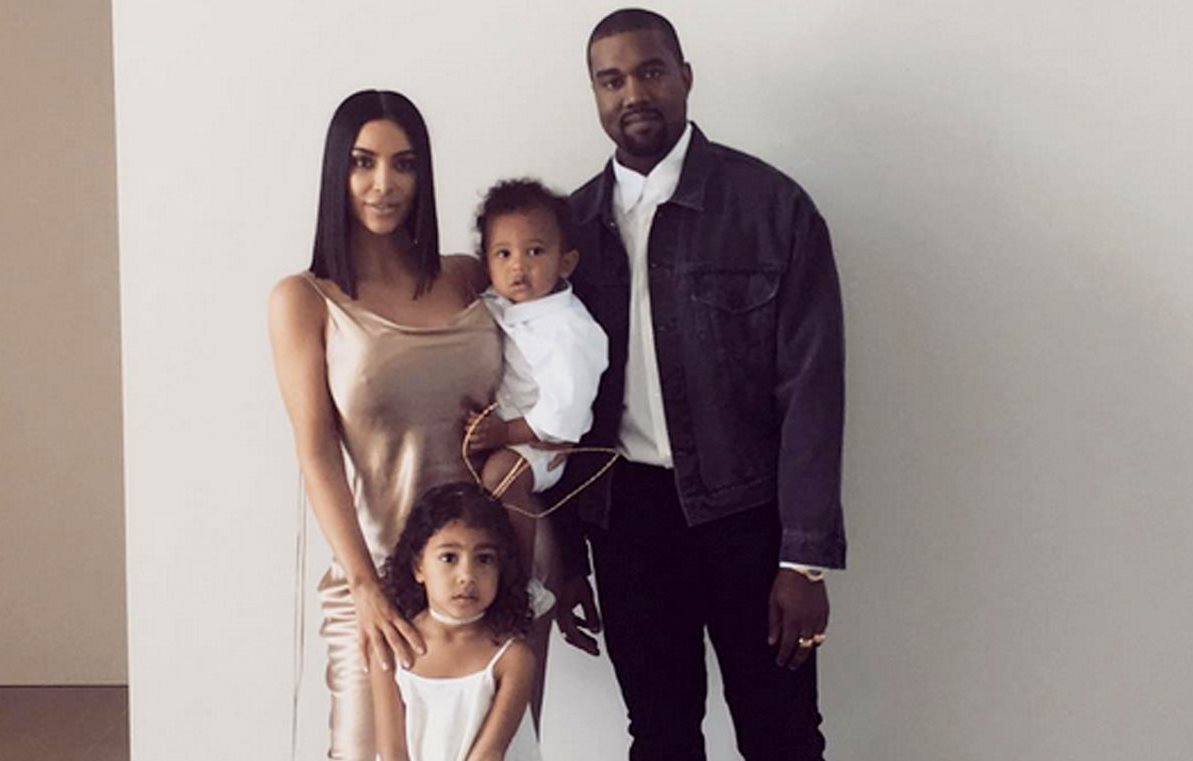 Kim Kardashian anunció la llegada de su tercera bebé, Chicago West. En la fotografía aparece con su esposo, Kanye West; su hija, North West; y su hijo, Saint West. (Foto Prensa Libre: Instagram).