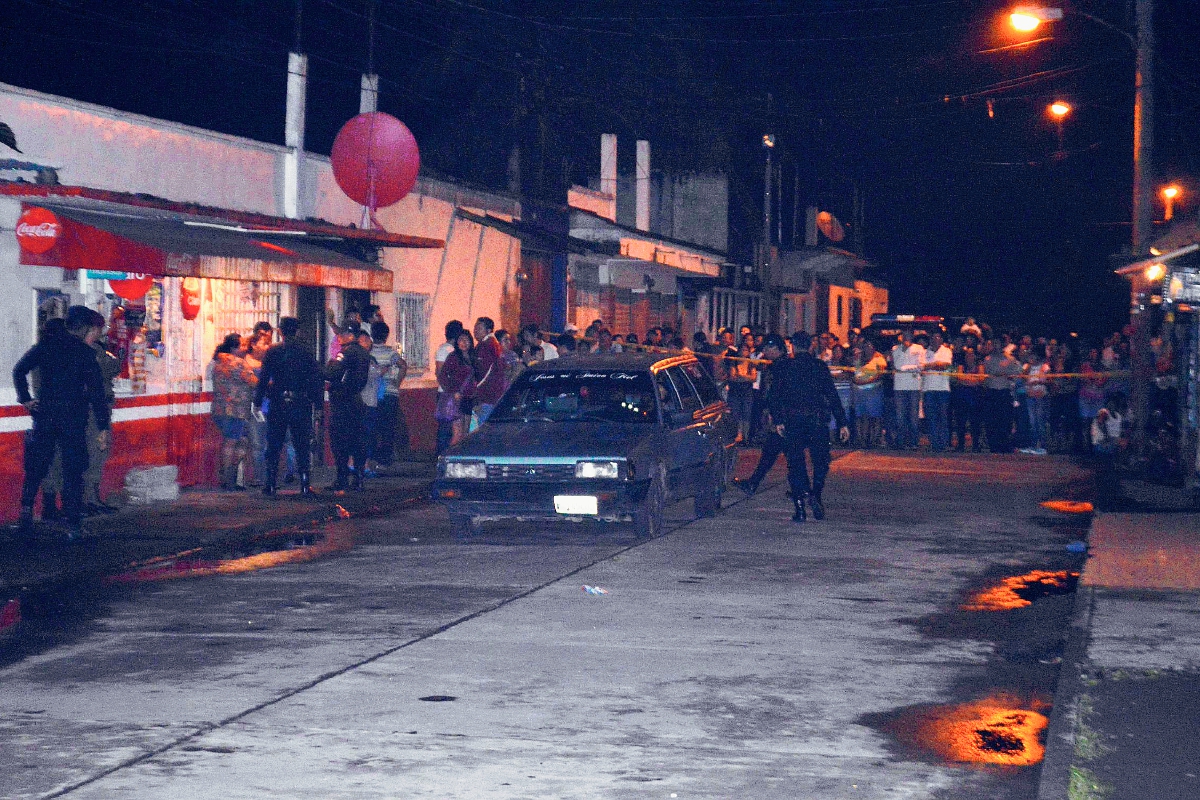 Las víctimas se conducían en un automóvil. (Foto Prensa Libre: Carlos Paredes)