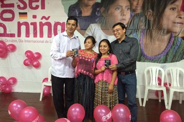 Las dos niñas participan en un programa de radio comunitaria (Foto. Prensa Libre. Ángel Tax)<br _mce_bogus="1"/>