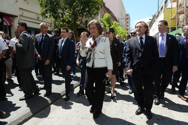 Con una sonrisa, la reina Sofía agradece a los guatemaltecos que le aplauden y saludan, durante su recorrido de ayer por la Sexta Avenida, zona 1.