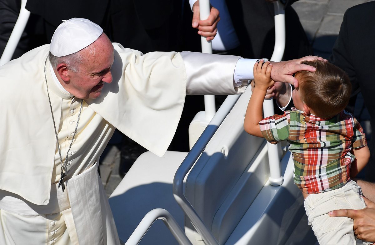 El Papa bendice a un niño en la Plaza San Pedro del Vaticano. (Foto Prensa Libre: EFE).