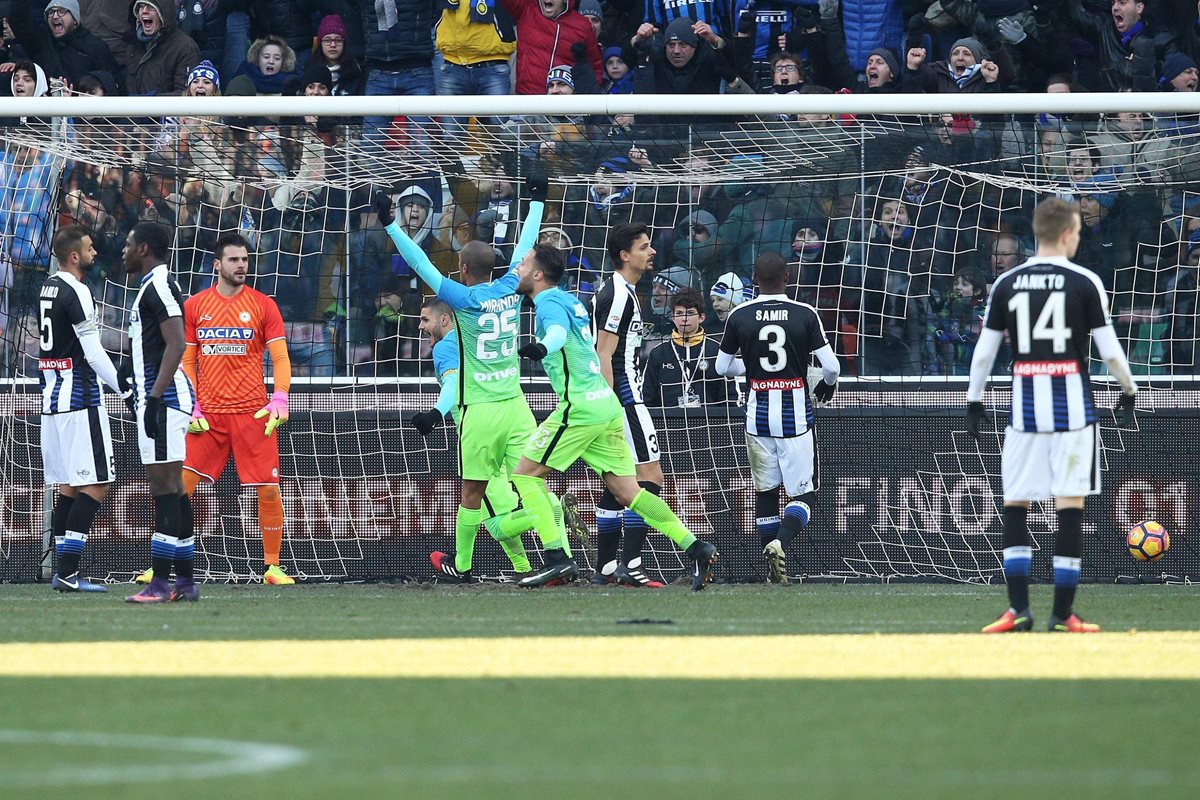 Ivan Perisic, a la izquierda, anota el gol del triunfo para el Inter. (Foto Prensa Libre: AP)