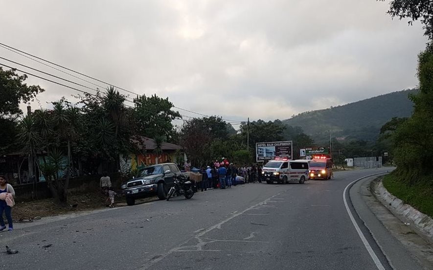 El accidente se registró en el km 263 de la ruta Interamericana, en el ingreso al Centro Universitario de Noroccidente de la Universidad de San Carlos de Guatemala. (Foto Prensa Libre: Mike Castillo)