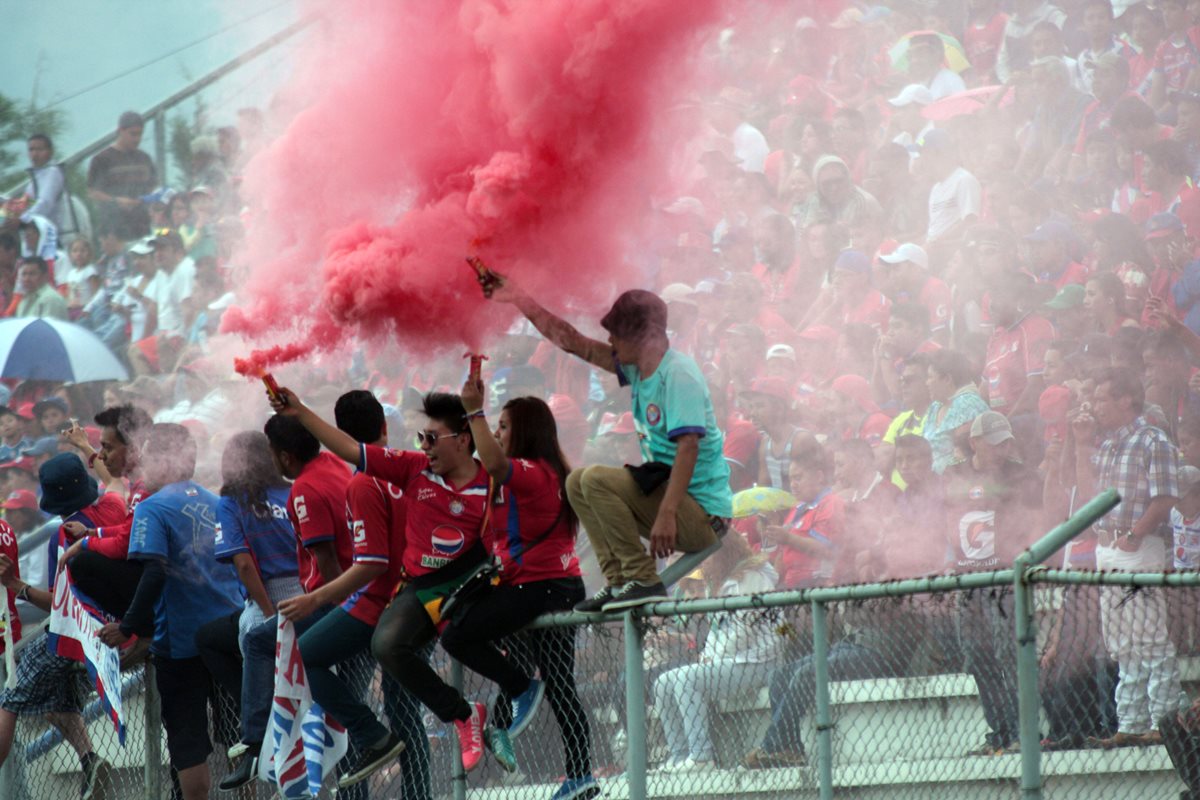 Una fiesta se volvió a vivir en el estadio Mario Camposeco. (Foto Prensa Libre: Carlos Ventura)