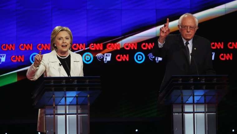 Hillary Clinton y Bernie Sanders cara a cara en el debate el jueves. (Fotos Prensa Libre: AFP).