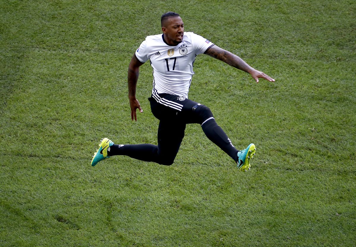 Jerome Boateng festeja tras abrir el marcador en el juego entre Alemania y Eslovaquia. (Foto Prensa Libre: EFE)
