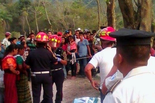 Socorristas resguardan cadáver de persona ahogada en Chicamán, Quiché. (Foto Prensa Libre: Óscar Figueroa)