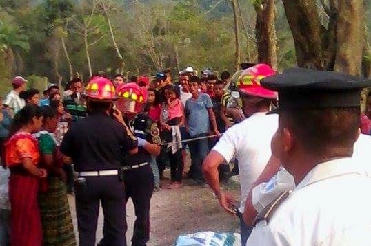 Socorristas resguardan cadáver de persona ahogada en Chicamán, Quiché. (Foto Prensa Libre: Óscar Figueroa)