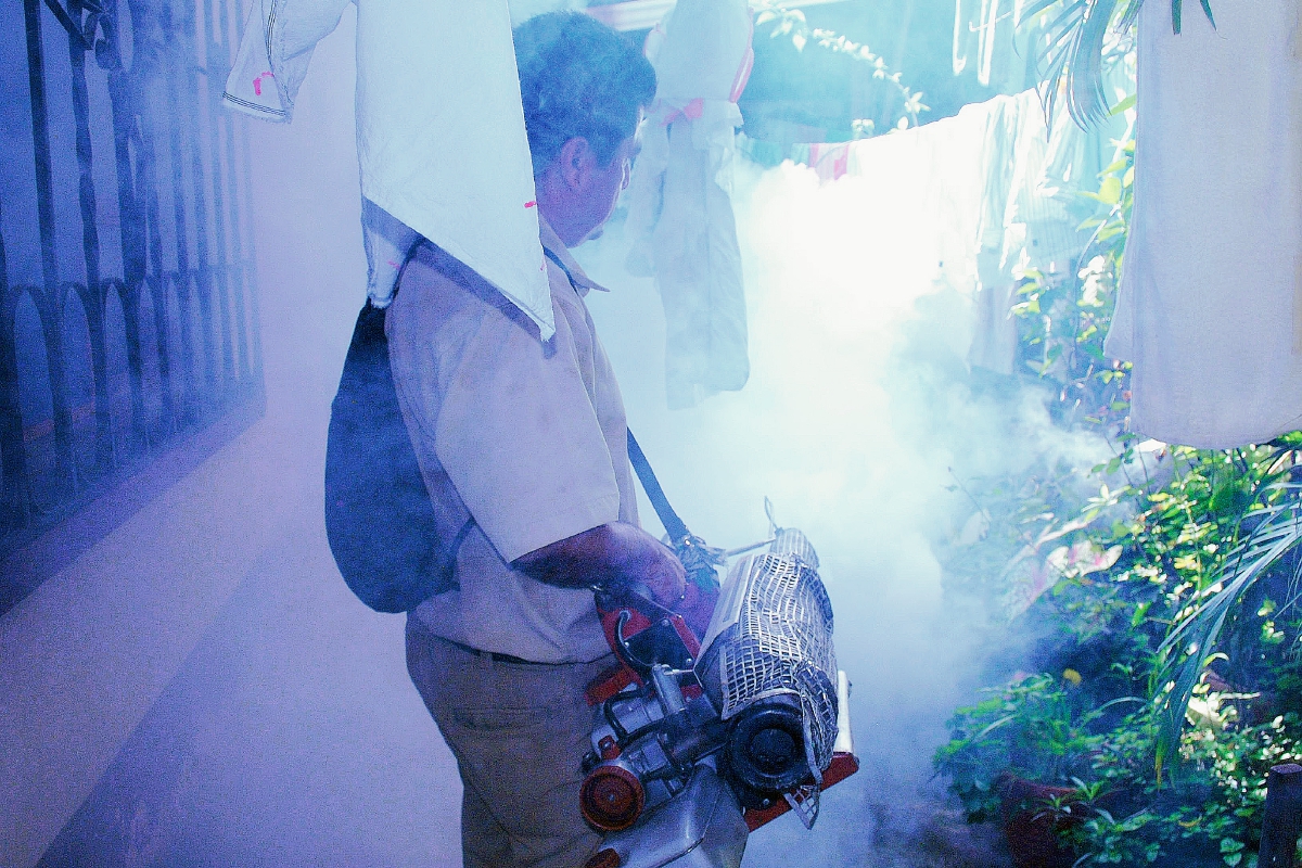 Personal del área de vectores fumiga en un sector de Coatepeque, Quetzaltenango, para contrarrestar el zancudo transmisor del dengue y chikungunya. (Foto Prensa Libre: Édgar Octavio Girón)