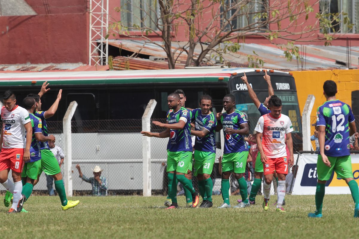 Así festejaron los jugadores de Antigua GFC el gol de Russell. (Foto Prensa Libre: Norvin Mendoza)