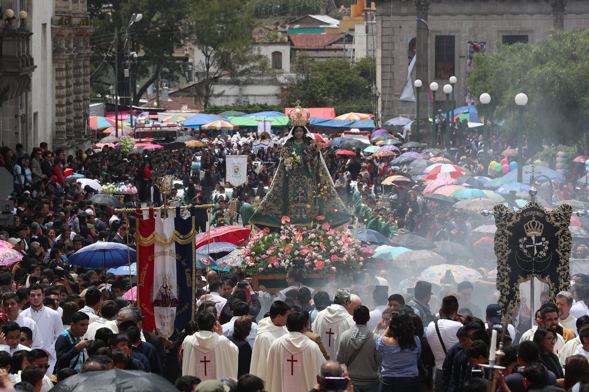 Miles de personas participaron en la procesión del traslado de la Virgen del Rosario. (Foto Prensa Libre: Fred Rivera)