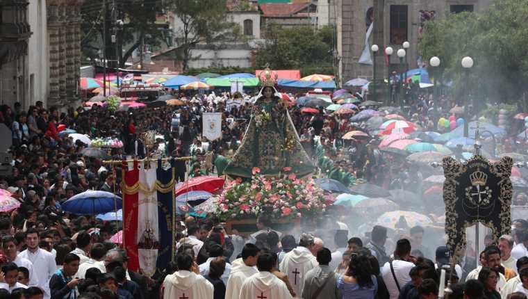 Miles de personas participaron en la procesión del traslado de la Virgen del Rosario. (Foto Prensa Libre: Fred Rivera)