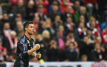 Cristiano Ronaldo festeja uno de los dos goles que le anotó al Bayern.
