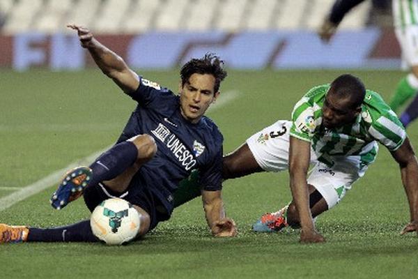El defensa brasileño del Betis, Paulao Santos (D), disputa un balón con el delantero paraguayo del Málaga Roque Santa Cruz. (Foto Prensa Libre: EFE)