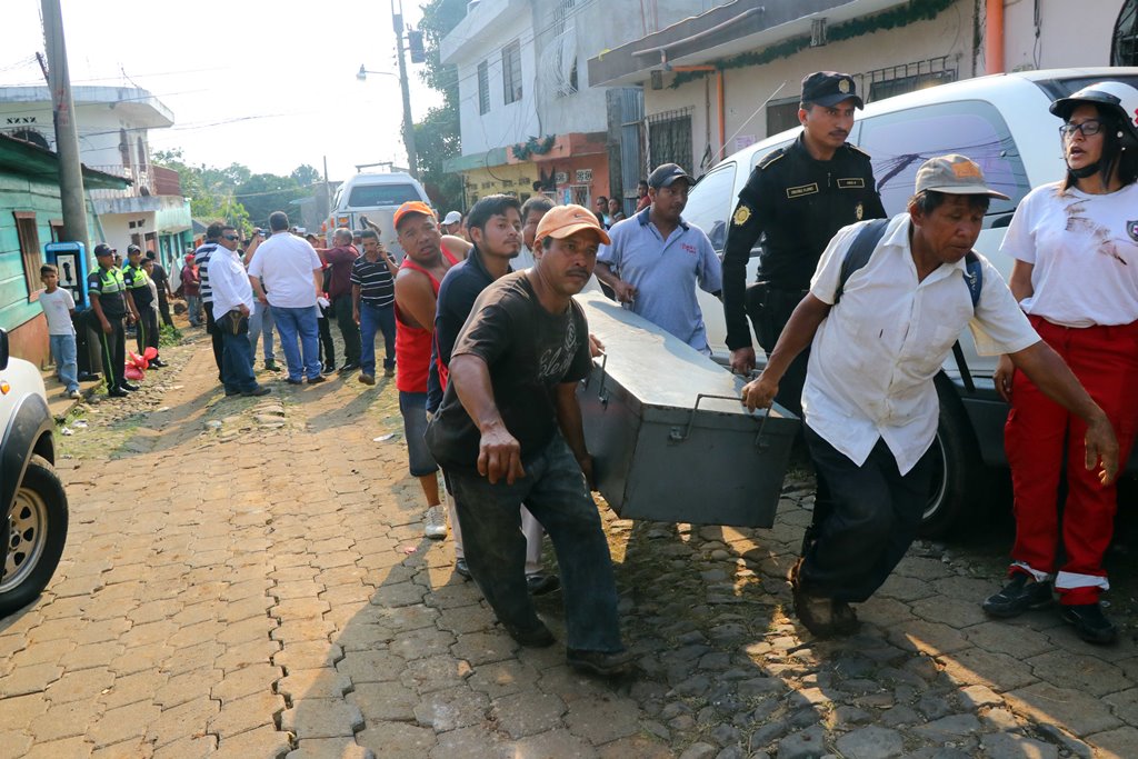 El cuerpo de Mynor Juan Cinto Velásquez es trasladado luego de que fue rescatado de una zanja donde quedó soterrado, en Coatepeque, Quetzaltenango. (Foto Prensa Libre: Rolando Miranda)