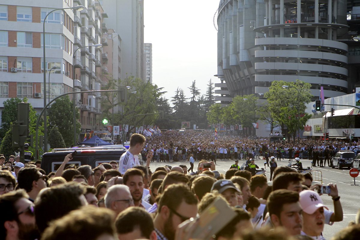 Aficionados del Real Madrid en el exterior del estadio Santiago Bernabéu.