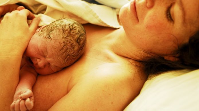Hacia el final de la "hora sagrada" el recién nacido suele quedarse dormido. GETTY IMAGES