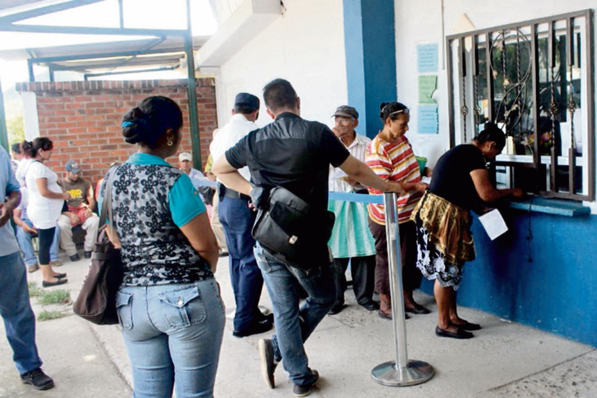 Pacientes del   IGSS en Jutiapa deben esperar hasta tres horas para recibir   medicamentos.