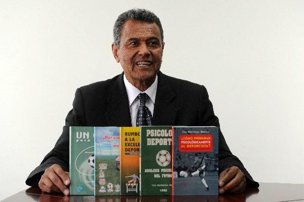 El exjugador de Comunicaciones, Tito Morinaga regresó a Guatemala para promocionar sus libros. (Foto Prensa Libre: Romeo Rios).<br _mce_bogus="1"/>