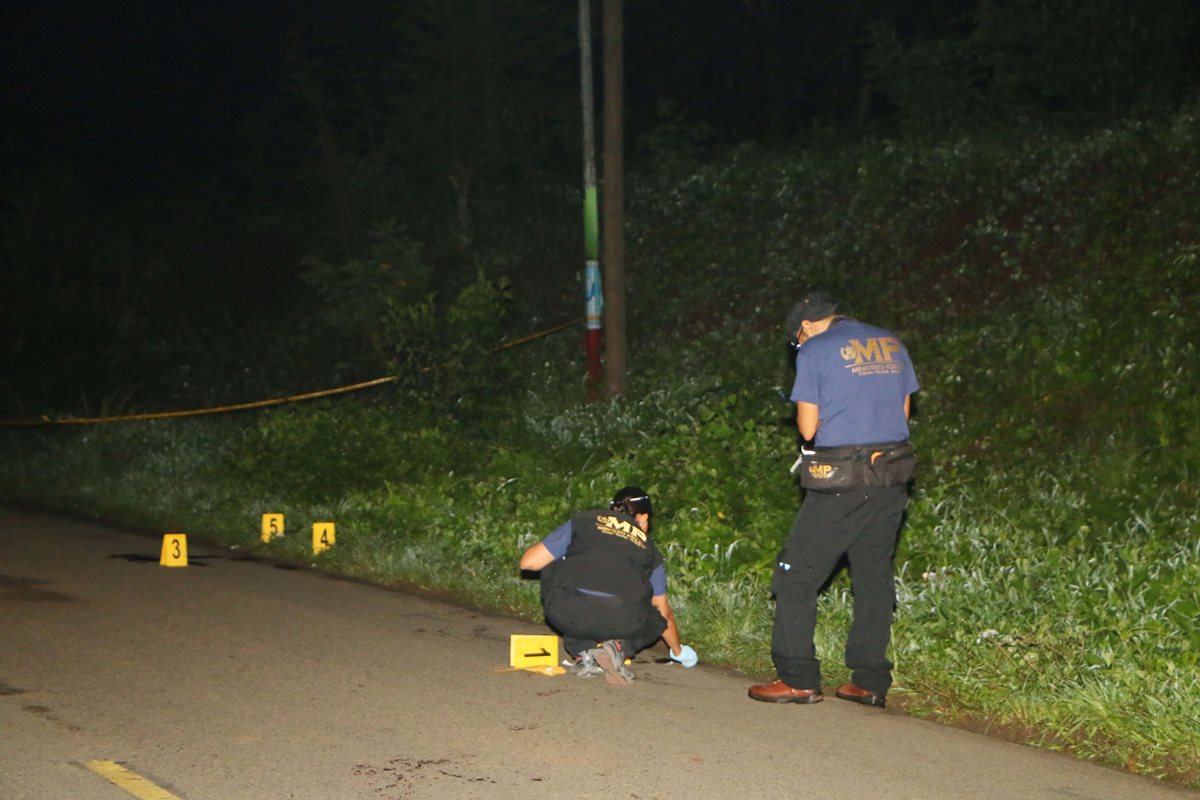 Agentes de la PNC recaban evidencias en un camino de Nuevo San Carlos, donde un hombre murió a balazos. (Foto Prensa Libre: Rolando Miranda)