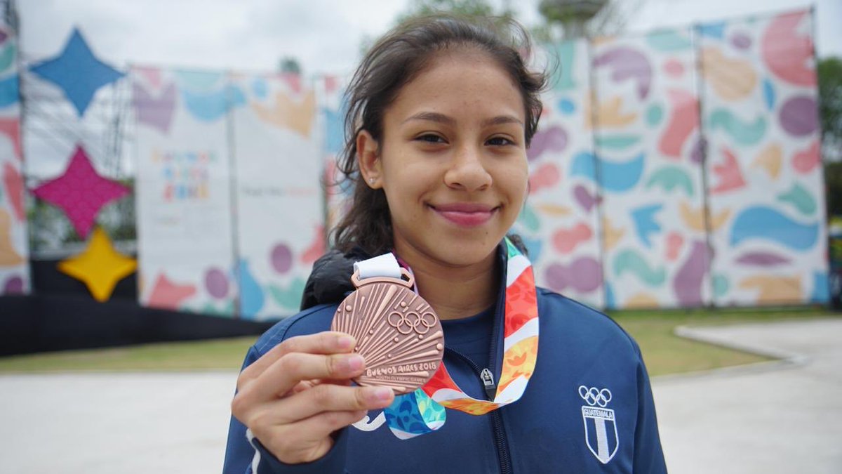 La gimnasta guatemalteca Karla Pérez luce la medalla de bronce, que ganó por equipos en Buenos Aires 2018. (Foto Prensa Libre: Cortesía COG).