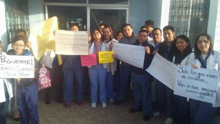 Médicos del Hospital Nacional de San Marcos muestran pancartas para exigir el pago de salarios atrasados. (Genner Guzmán)