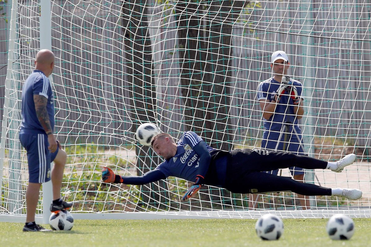 El guardameta Franco Armani, durante la práctica de penaltis. (Foto Prensa Libre: EFE)