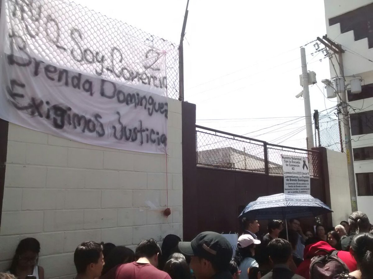 Estudiantes y particulares protestan afuera de la Escuela de Ciencias Comerciales Número 2.