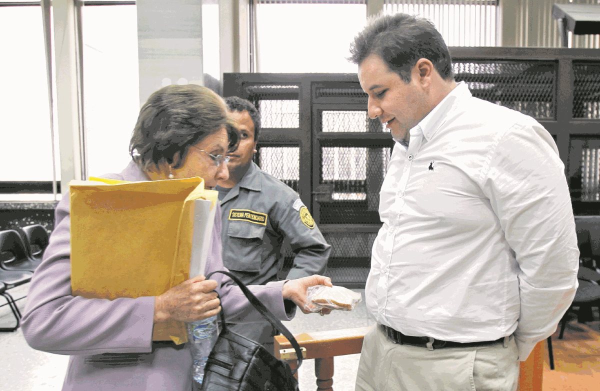 Ofelia de León y Roberto Barreda, implicados en el caso Siekavizza, durante una audiencia del caso.(Foto Prensa Libre: Hemeroteca PL)