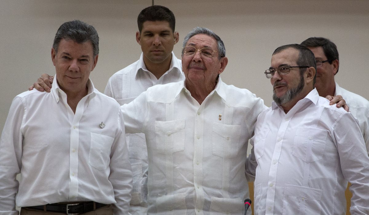 Juan Manuel Santos (izq.), presidente de Colombia; Raúl Castro, presidente de Cuba, y Timoleón Jiménez, de las Farc, en La Habana, Cuba, en septiembre del 2015. (Foto Prensa Libre: AP).
