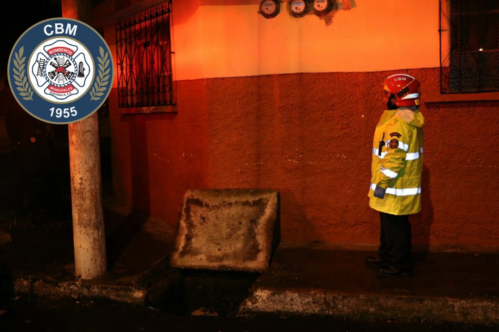 Bomberos Municipales encuentran cadáver dentro de una alcantarilla en el Barrio San Antonio, zona 6. (Foto Prensa Libre: CBM)