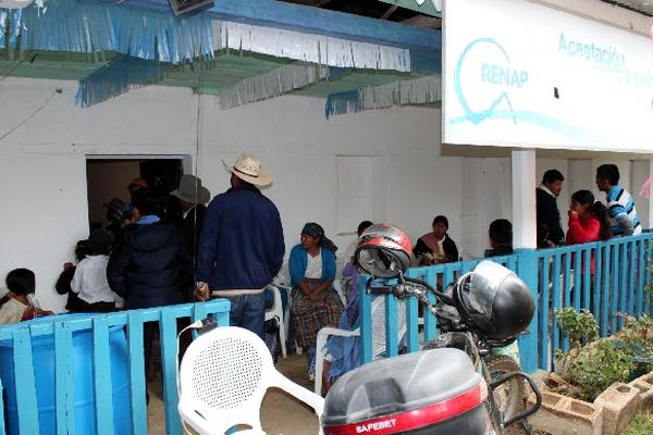 Pobladores de Quiché esperan ser atendidos en oficina del Renap.