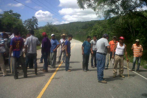 Campesinos bloquean el paso vehicular en la aldea El Horquetero, Melchor de Mencos. (Foto Prensa Libre: Rigoberto Escobar) <br _mce_bogus="1"/>