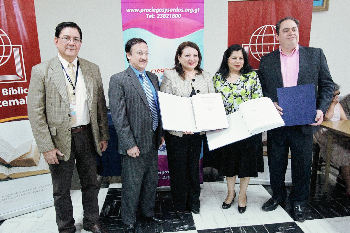 Directivos de la Sociedad Bíblica de Guatemala entregan los 40 tomos de la Biblia en Braille a representantes del Comité Prociegos de Guatemala, en la Biblioteca Nacional de Guatemala. (Foto Prensa Libre: Brenda Martínez)