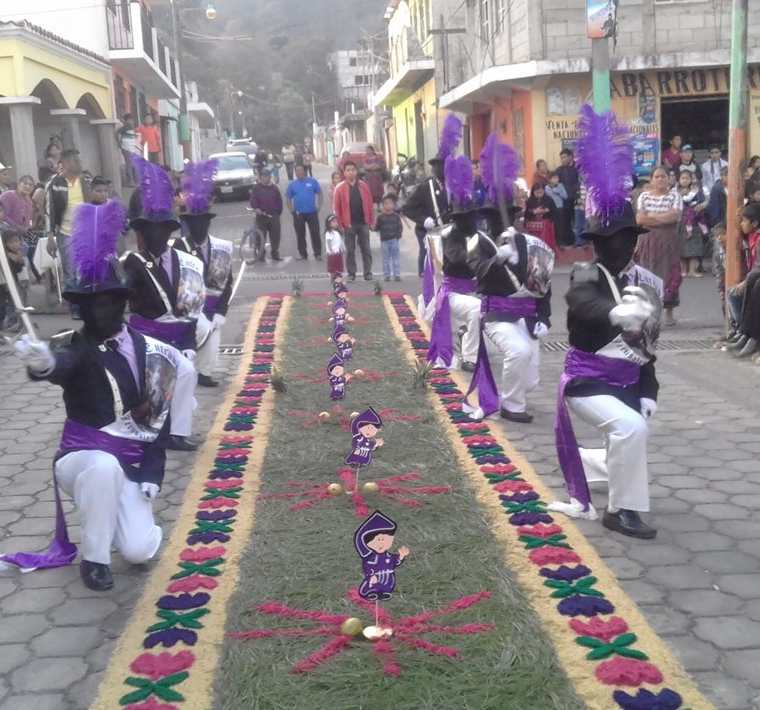 Los centuriones de Tecpán, Chimaltenango, escenifican a soldados romanos que acompañan las procesiones del Domingo de Ramos y Viernes de Santo. (Foto Prensa Libre: Víctor Chamalé)