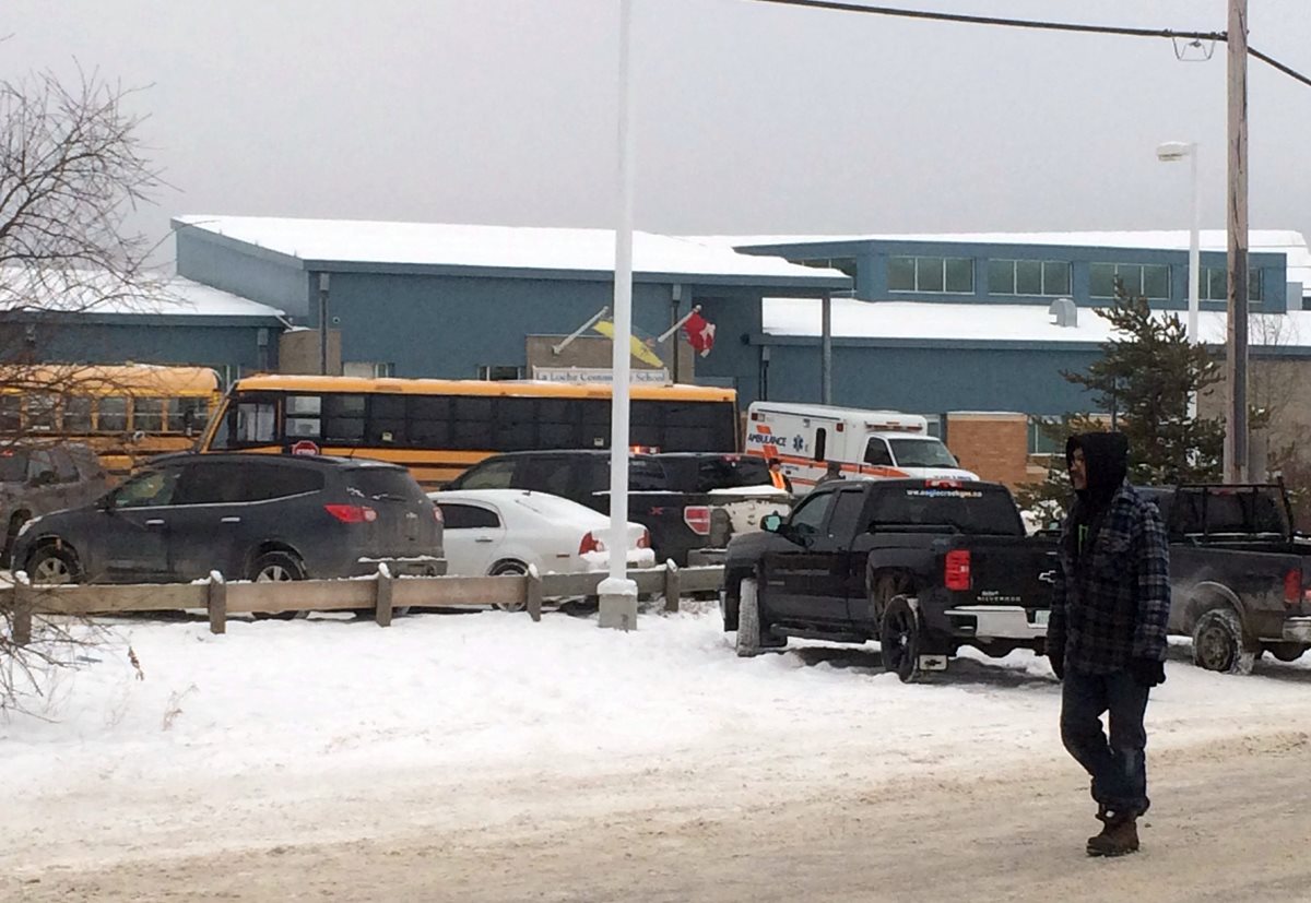 Afueras del colegio canadiense donde ocurrió la balacera. (Foto Prensa Libre: AP).