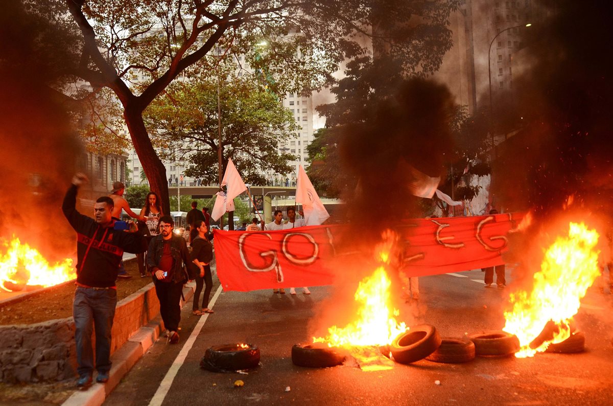Una violenta protesta frente al Congreso de Brasil en contra del juicio político a Rousseff se desarrolla en Sao Paulo, Brasil. (Foto Prensa Libre: EFE).