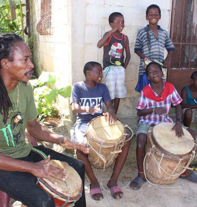 Eduardo Estero junto a un grupo de niños efectúan presentaciones culturales con su orquesta de música garífuna para los turistas. (Foto Prensa Libre: Dony Stewart)