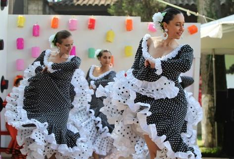 Estudiantes de la Academia Pilar Galeano amenizaron la actividad con bailes flamencos.