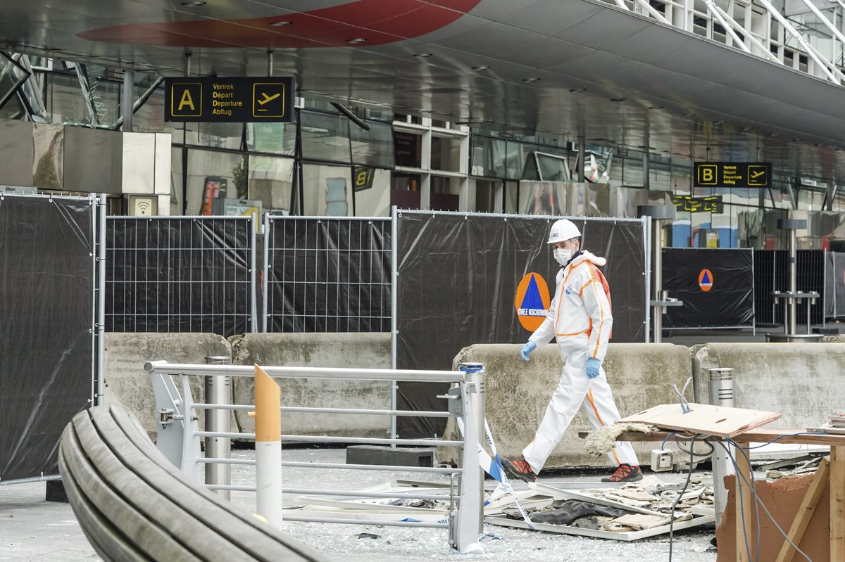 Miembros de la policía y de los servicios especiales trabajan en el lugar donde se produjo el primer atentado en el aeropuerto de Zaventemen Bruselas. (Foto Prensa Libre: EFE).