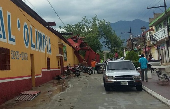 Tribuna del estadio municipal de Jocotán, Chiquimula, tienen daños. (Foto Prensa Libre: Edwin Paxtor)