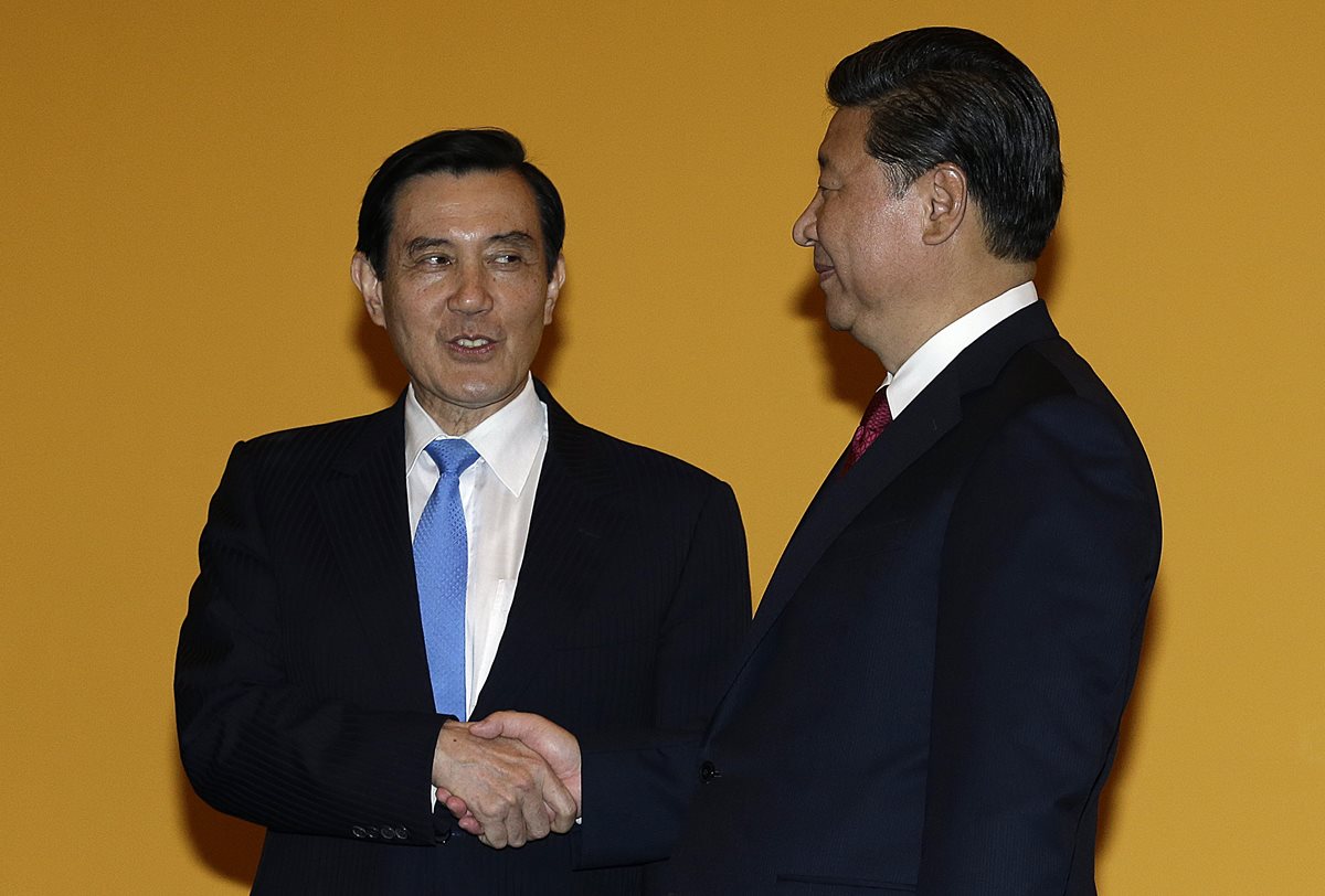 <span class="hps">Los presidentes</span> <span class="hps">de China, Xi</span> <span class="hps">Jinping</span><span>, -derecha</span><span>-,</span> <span class="hps">y </span> <span class="hps">Ma</span> <span class="hps atn">Ying-</span><span>jeou</span><span>,</span> <span class="hps">de Taiwán,</span> <span class="hps">se saludan</span> <span class="hps">en Singapur. </span> (Foto Prensa Libre: AP)
