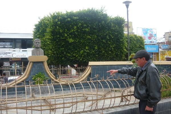 Alberto Díaz muestra daños en la  fuente.