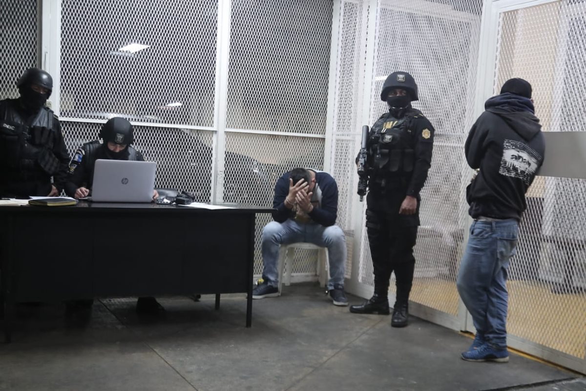 Los dos detenidos fueron conducidos al Juzgado Penal de Turno. (Foto Prensa Libre: Óscar Rivas)
