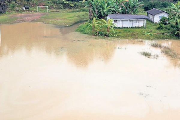 El río Cahabón subió de nivel por la constante lluvia y amenaza con anegar viviendas.